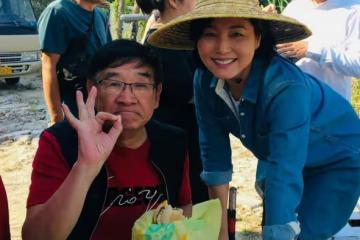 張延回農村老家,穿著打扮一股子土味,皮膚粗糙跟52歲奶奶無異!