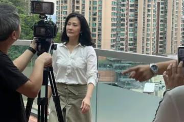 陳慧珊在街頭拍戲被圍觀,典型的高級臉氣質很出眾,而且原生態!