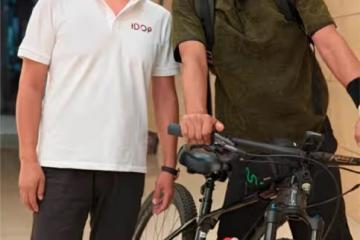 陳道明都素人合影,都快70歲還那麼帥氣,滿頭白髮皮膚還皺巴巴的