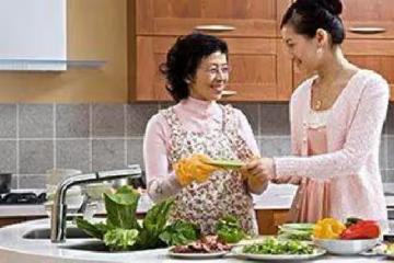 前幾天回婆家，我獨自在廚房煮了10道菜，婆婆、小姑都沒有幫忙。菜全端上桌後，我到廁所洗手，一出來「卻被眼前一幕嚇傻」，公公對我的好，真的讓我感激不盡&...