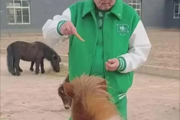 于謙現身北京自家馬場，狀態令人擔憂，55歲竟如70歲老大爺般蒼老