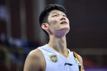 男籃新星胡金秋,被視為易建聯接班人,年僅22歲就結婚生活美滿