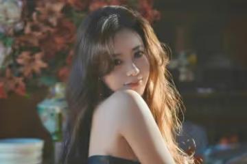 25歲極品尤物時尚穿搭:黑色抹胸連衣裙 凸顯曼妙身材