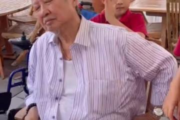 72歲洪金寶坐輪椅給乞丐送錢，親自將500元遞到乞丐手中