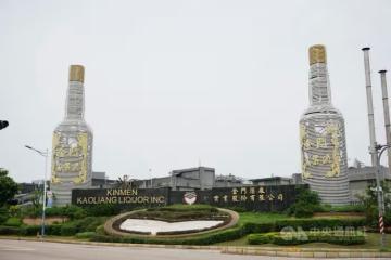 老厝挖到寶！他翻出「49年前國慶高粱」精緻雕花超完整　內行一看驚喊「比摩托車還要貴」：拜託賣我