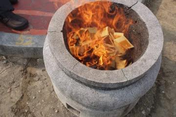 到父親墓地祭拜！驚見「銀爐被貼詭異紙人」全家嚇壞　內行人一看「怒揭缺德真相」：越看越毛