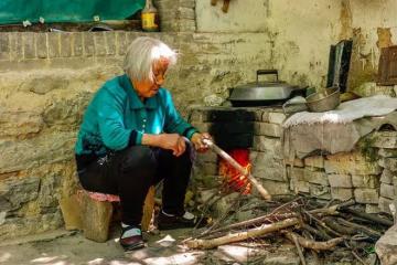 老人孤苦無依,突然來了個有錢保姆,她知道事情沒這麼簡單