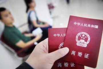 前妻老公生病來借錢，我煮了碗麵條給她，結果我們都哭了