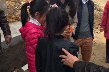 高圓圓返台為婆婆祝壽，主動摟趙又廷脖子索吻，Rhea扎可愛雙馬尾