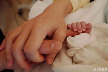 超女黃雅莉曬一家三口牽手照官宣得子：以後有兩個男人保護我了