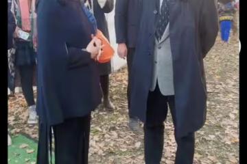 詠梅自然的狀態比裝嫩的強多了,容貌身材都並不出眾,但氣質舒服