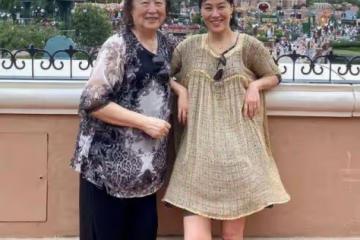 鄔君梅攜母迪士尼遊玩,都是素顏大大方方出鏡,純天然衰老真優雅