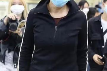 宋丹丹素顏大大方方走機場，梳油頭髮際線高，跟普通奶奶無異！
