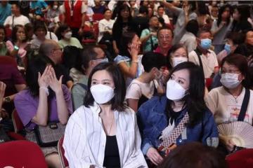 關之琳居然素顏現身演唱會，皮膚蠟黃但真實自然，讓人越看越舒服