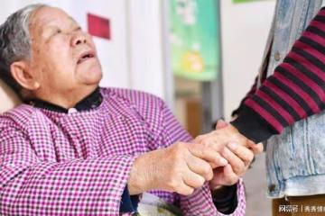 小叔子將癱瘓婆婆送來我家，我不幹了：送去養老院