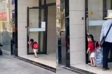 3歲小女孩遇送水老人，雙手奮力頂開大門讓其進入，暖心一幕曝光，網贊：教育的太好了！
