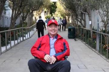 知名歌手張偉文病痛纏身,經紀人承諾照顧一生,親生兒子從未露面