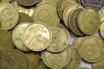 枕頭下放多少硬幣「最招財」？風水大師告訴我：不是2也不是6　「這2個數」最吉利