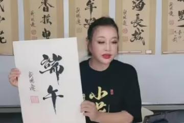 劉曉慶這樣多好,髮型自然不戴假髮,雖是普通奶奶模樣也有氣質!