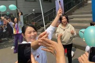 在街頭拍到劉若英，滿臉皺紋斷崖式衰老，但沒整容很自然的漂亮啊