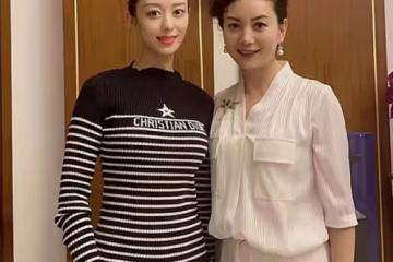 朱軍老婆52歲就很好!穿套裙燙卷髮從容老去,散發中年女性知性美