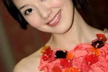 她曾被李詠、趙忠祥看好，卻遭遇電視「退回」，後被曝當富豪小三
