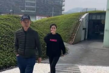 王石夫婦慶結婚紀念日，田朴珺送40萬國產豪車，燭光晚餐吃紅燒肉