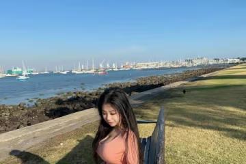 19歲38F極品尤物時尚穿搭：橙色緊身連衣裙搭配白色遮陽帽 迷人又優雅