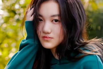 王菲女兒李嫣參加同學聚會，17歲穿皮草妝容精緻，自信氣質引熱議