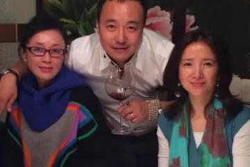 何晴陪富商吃飯，戴絲巾俗氣素顏出鏡反倒感嘆真實，老了依然漂亮