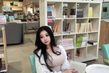 19歲38F極品尤物時尚穿搭：米白色上衣搭配白色短褲 優雅又迷人