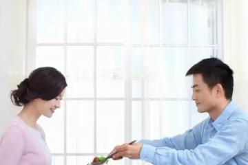 「你老公月薪8萬，給你弟買輛車都買不起嗎？」媽，是我不讓給