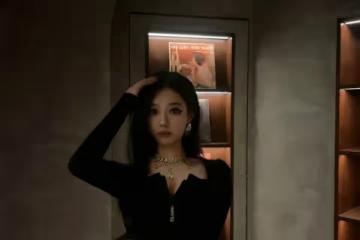 19歲38F極品尤物時尚穿搭:黑色V領連衣裙 性感迷人又優雅