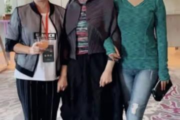 看田珉素顏白髮老年斑都不少,同框宋曉英卻襯成大姑娘,差好多!