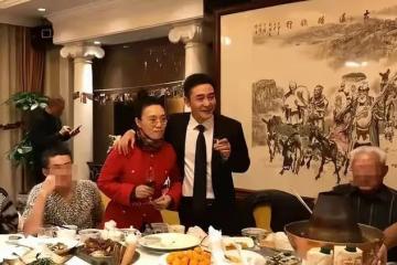 吳瓊夫妻同框像母子！她蒼老似奶奶，小5歲丈夫西裝革履像小伙！
