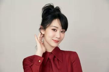 楊紫驚艷變身!黑西裝紅絲襪引發熱議,網友直呼:美出新高度