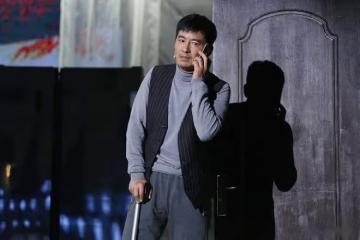 郭曉東攜母亮相老家門口,網友:這氣質太樸實了!