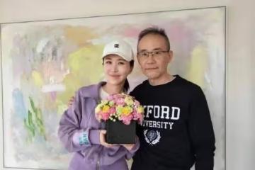 壕氣！田朴珺慶結婚紀念日，送豪車給老公！73歲王石激動擁抱嬌妻