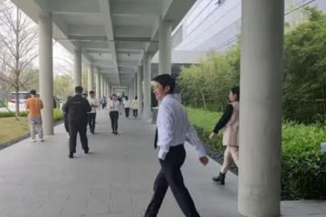 撒貝寧私下狀態曝光:走路帶風、親和力滿分,網友直呼太迷人!