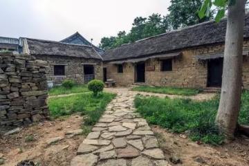 回村養老,我退休金9千故意說成3千,妻子誇我做得好