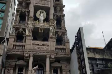 怪到登外媒！桃園驚見「高挑巴洛克式建築」座落大廈旁　知情人曝「這家背景很硬」屋主說話了
