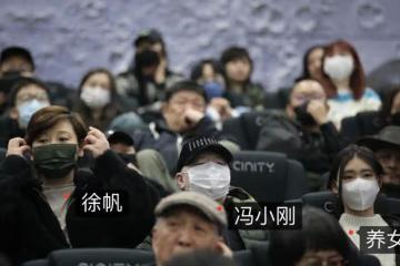 馮小剛一家三口被拍,他白髮蒼蒼,17歲女兒徐朵變漂亮不輸明星!