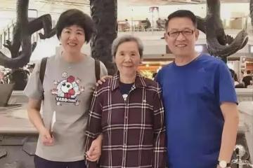 郎平相貌與媽媽如出一轍，87歲媽媽氣質更優雅，她穿T恤還有童心