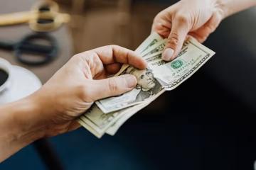 朋友跟我借4千應急，還錢時裝傻只轉了2千，還問我剩下2千能不能當作包給她小孩的紅包？沒看過這麼厚臉皮的人，直接拿手機「操作了兩下」，2分鐘後她氣急敗壞...