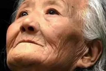 老奶奶火車上借錢，路人卻無人幫忙，母親借她後下車時愣了