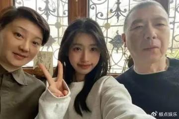 馮小剛為養女慶18歲生日，長得很像爸爸，網友：「根本就是親生的」