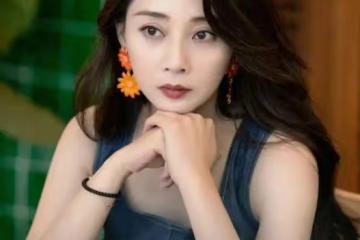 她是沈騰初戀，前夫受賄入獄，前男友砍傷李小冉男友，如今43歲無人敢
