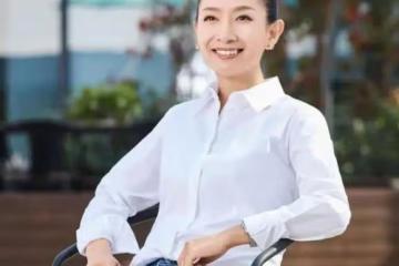主持人王芳，24歲辭鐵飯碗，嫁大15歲教授，獨自產檢生女，後悔嗎