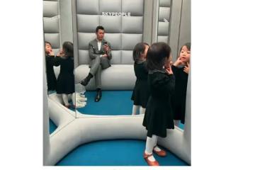 朱珠老公曬女兒,2歲王珠寶對著鏡子臭美,父女一起做鬼臉超有愛