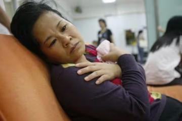外婆把房分給舅舅，18萬給我媽，她走後，舅舅喊住大家：重分一下